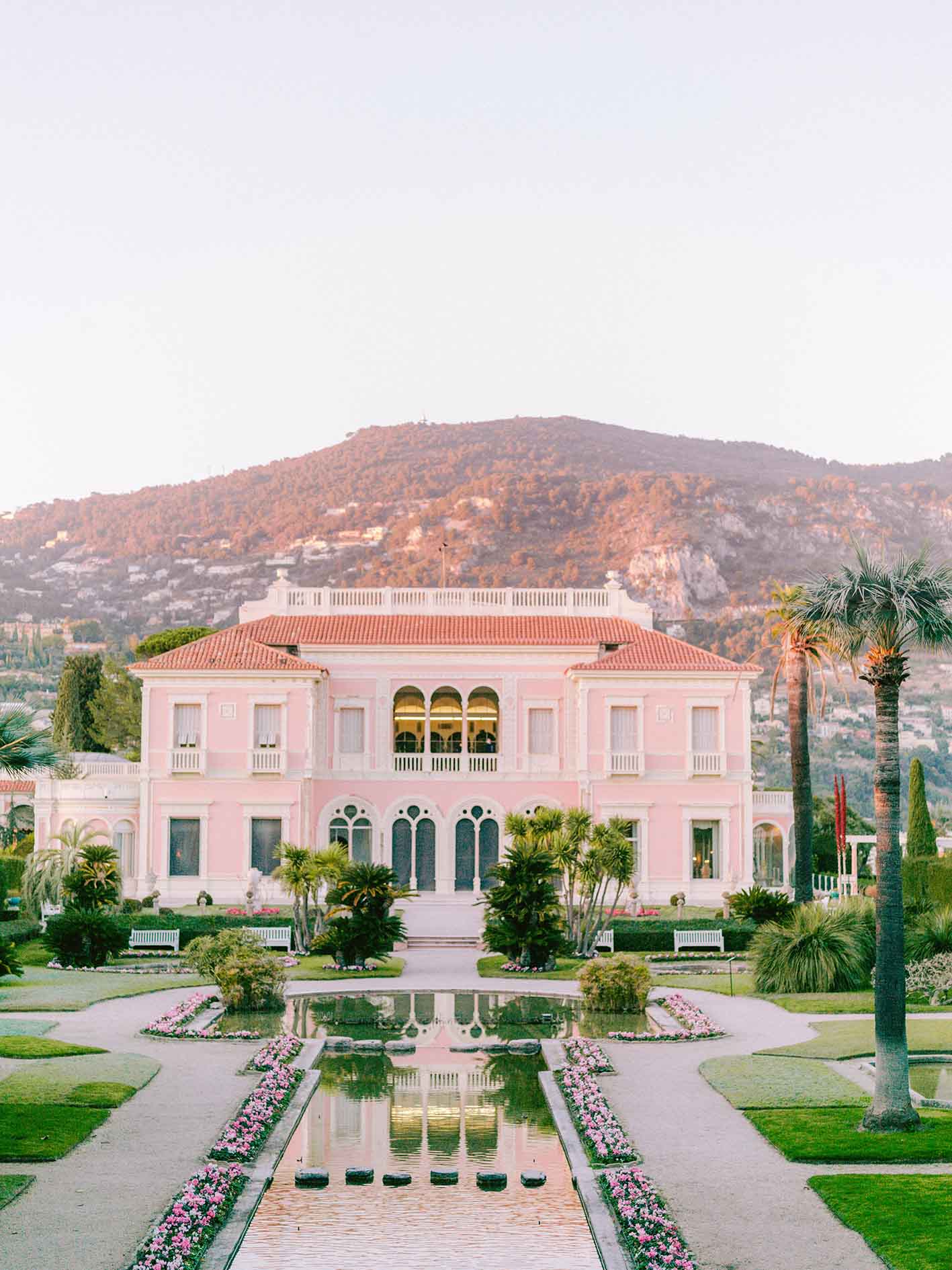 La villa Ephrussi de rotschild et ses jardin. On voit aussi la cascade
